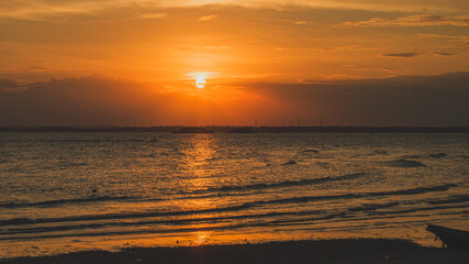 Obraz premium Peaceful Sunset Over Balikpapan bay.