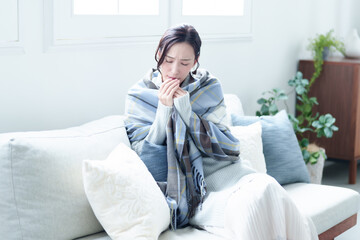 手元を温める末端冷え性の女性