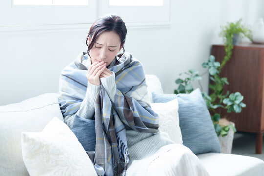 手元を温める末端冷え性の女性