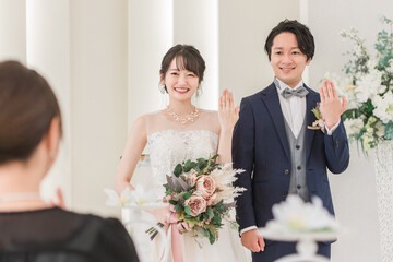 教会・チャペルで結婚式をあげる新郎新婦（指輪交換・指輪披露）
