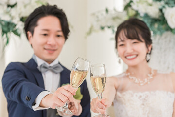 結婚式で乾杯をする新郎新婦(シャンパン・アルコール・飲む)
