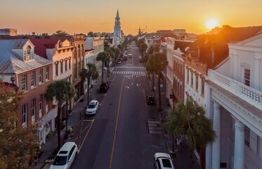 Obraz premium Traffic onb Broad Street in the French Quarter, Charleston, South Carolina, United States.