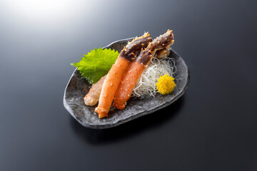食欲をそそる生タラバガニの足の刺身