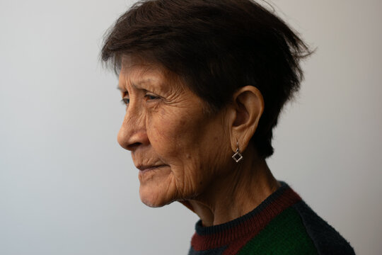 Mujer mayor con arete 