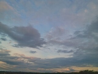 cielo azul alumbrado por la luz del sol del atardecer