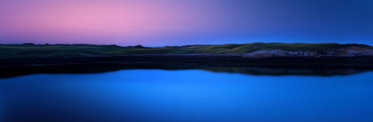 Fototapeta premium A Tranquil Evening Landscape Reflecting the Colors of Dusk