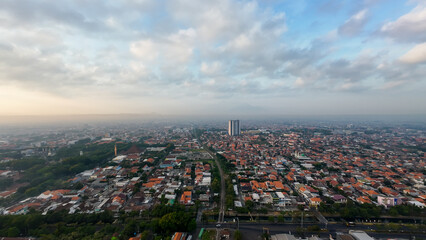 Obraz premium A cityscape with a cloudy sky and tall buildings