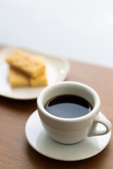 木製のテーブルの上に置かれたコーヒー