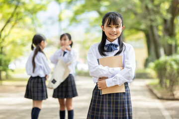 Obraz premium ノートを持って微笑む学生