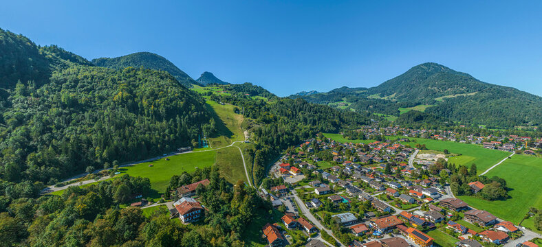 Ausblick auf die Region um die Gemeinde Oberaudorf in den bayerischen Voralpen im Sommer