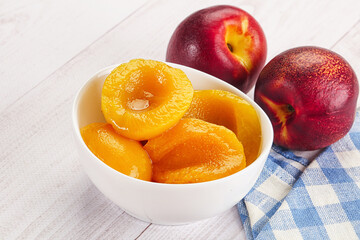 Canned peaches with sweet syrope