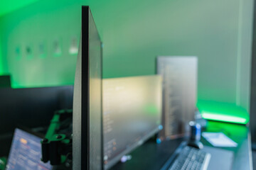 postazione da lavoro con schermi multipli di computer all'interno di un ufficio durante il giorno
