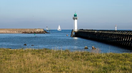 Vue d'ensemble sur la jetée le phare et l'embouchure du port de Deauville © Romain P19