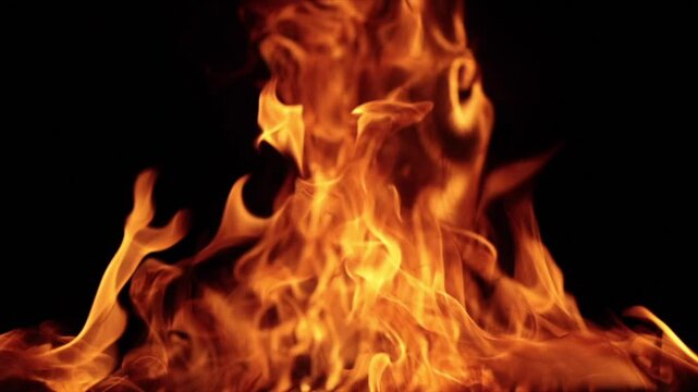 Video al rallentatore con inquadratura macro del fuoco che arde su sfondo nero