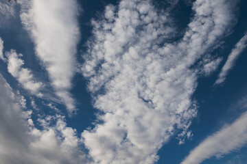 leggere nuvole bianche che coprono parzialmente il cielo blu di pomeriggio