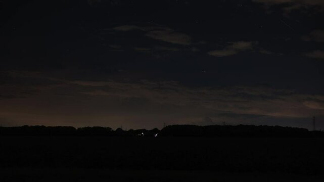 brevissimo timelapse video che mostra il passaggio di un temporale estivo lontano, di sera, con tanti fulmini tra le nuvole, nell'Italia nord orientale
