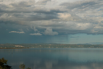 dettagli di un temporale lontano mentre passa nel pomeriggio sopra il territorio collinare tra Italia e Slovenia vicino alla costa sul mare Adriatico