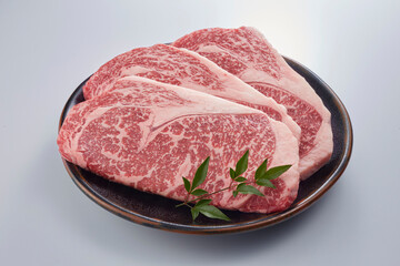 ステーキ用にカットされた生の霜降りリブロース