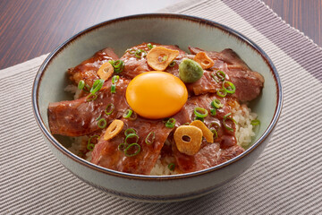 卵黄のせステーキ丼イメージ