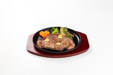 美味しそうに盛り付けられた牛ステーキ