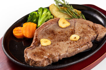美味しそうに盛り付けられた牛ステーキ