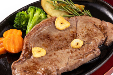 美味しそうに盛り付けられた牛ステーキ