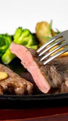 美味しそうに盛り付けられた牛ステーキ