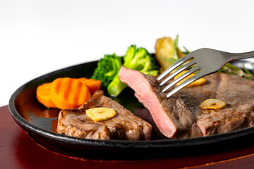 美味しそうに盛り付けられた牛ステーキ