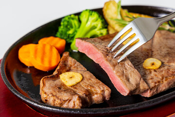 美味しそうに盛り付けられた牛ステーキ