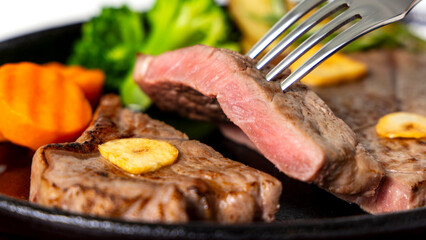 美味しそうに盛り付けられた牛ステーキ