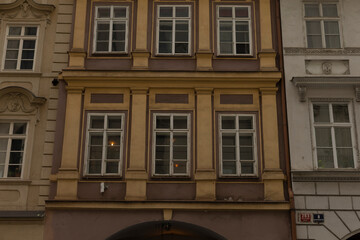 Obraz premium There is a building that features a prominent sign displaying the letter a clearly visible on its exterior facade