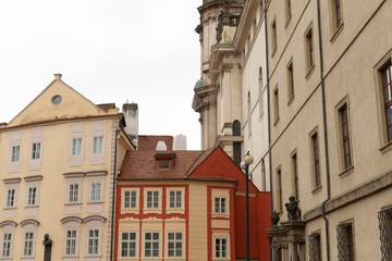 Fototapeta premium There exists a prominent row of buildings, featuring a striking red building right in the center of the lineup, creating a vibrant scene