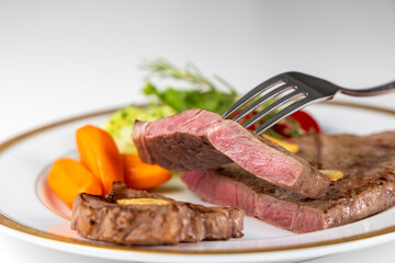 美味しそうに盛り付けられた牛ステーキ