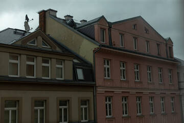 In the scene, theres a long row of buildings set against a backdrop of an overcast gray sky, creating a striking urban atmosphere