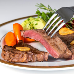 美味しそうに盛り付けられた牛ステーキ