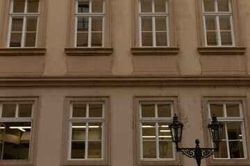 Obraz premium There is a sizable building featuring numerous windows and a classic lamp post positioned directly in front of it, enhancing its charm