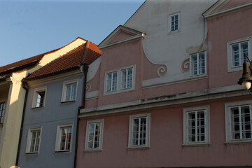Fototapeta premium There is a row of several buildings with a distinctive pink building situated right in the middle, creating an interesting visual contrast