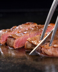 ホテルのレストラン風のステーキカットサービス。