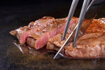 ホテルのレストラン風のステーキカットサービス。