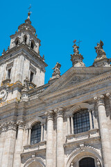 Obraz premium Perspectiva de campanario y fachada principal de estilo neoclásico en la catedral de Lugo, España