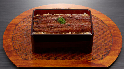 うな重_関西風のうなぎ蒲焼をお重に詰めたご飯お上に乗せた日本の料理
