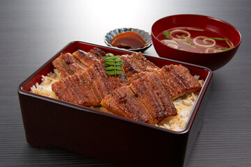 うな重_関西風のうなぎ蒲焼をお重に詰めたご飯お上に乗せた日本の料理