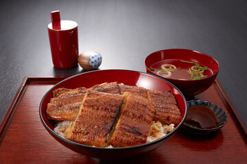 美味しそうな鰻丼