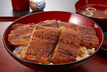 美味しそうな鰻丼