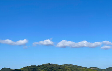 晴れの日の青い空と白い雲と山並み風景