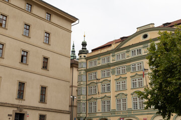 Obraz premium A significantly large building that features a prominent clock tower gracefully positioned on its top, creating an impressive skyline view