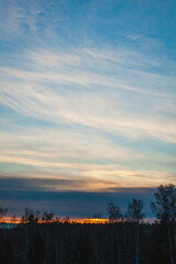Obraz premium This image beautifully captures the subtle hues of a winter sunset