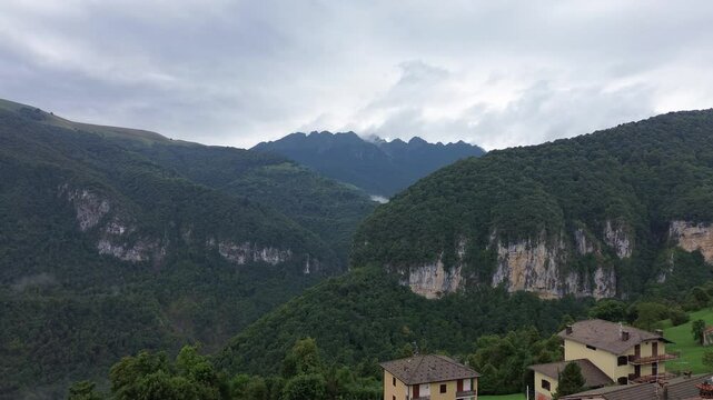 Los drones campan monta&ntilde;as, las monta&ntilde;as forman silencio y la vida nueva surge. 