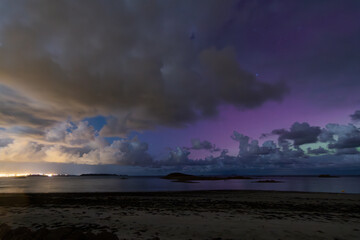 Magnifiques aurores boréales sur la côte en Bretagne