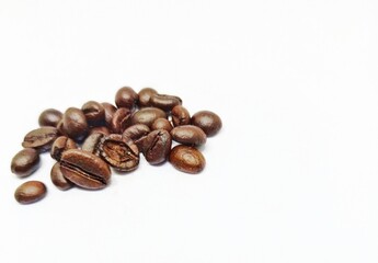 Fototapeta premium coffee beans on a white background
